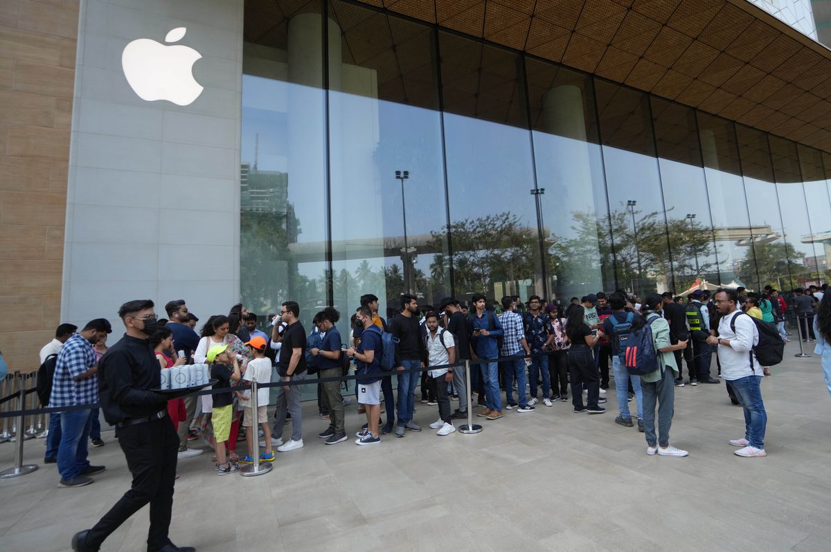 Crowds at the opening of Apple BKC in Mumbai