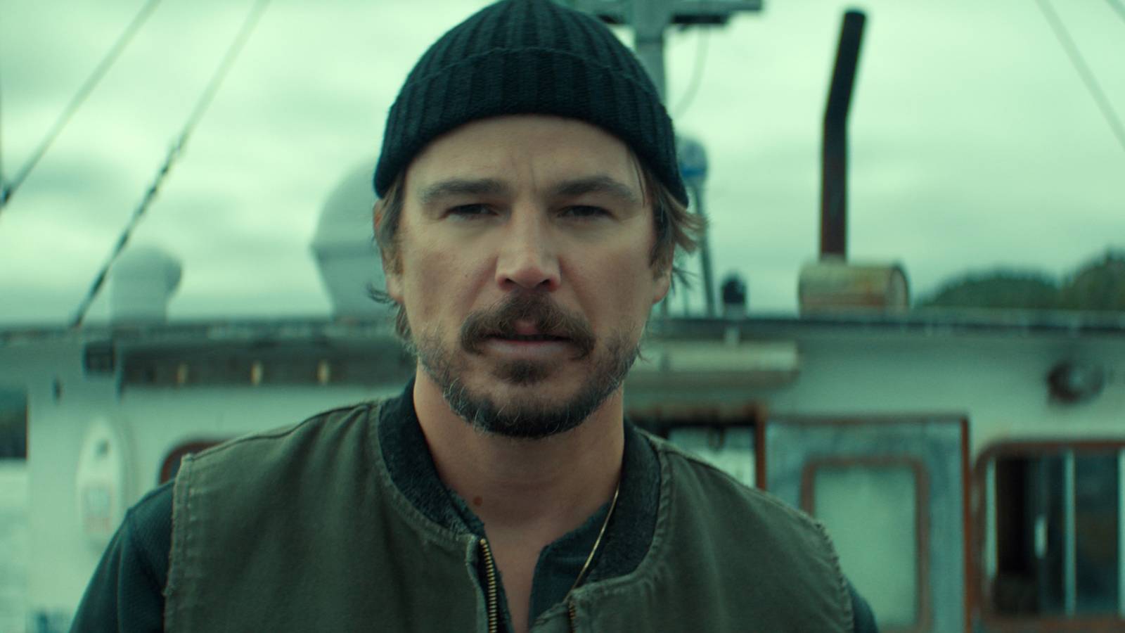 Josh Hartnett as fisherman Calvin Penney in Netflix's Below