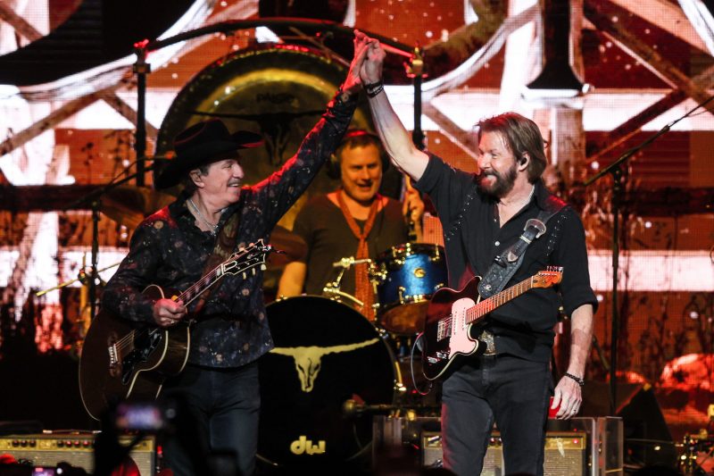 Kix Brooks and Ronnie Dunn on stage