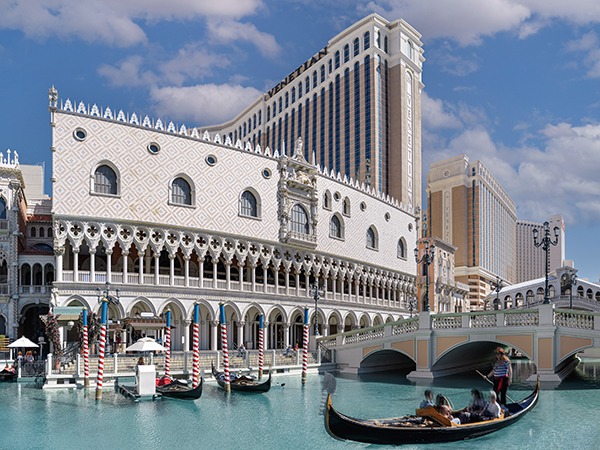 Chicago live on stage — the horn-driven Rock Hall band returns to The Venetian Theatre for a tenth straight year in 2027
