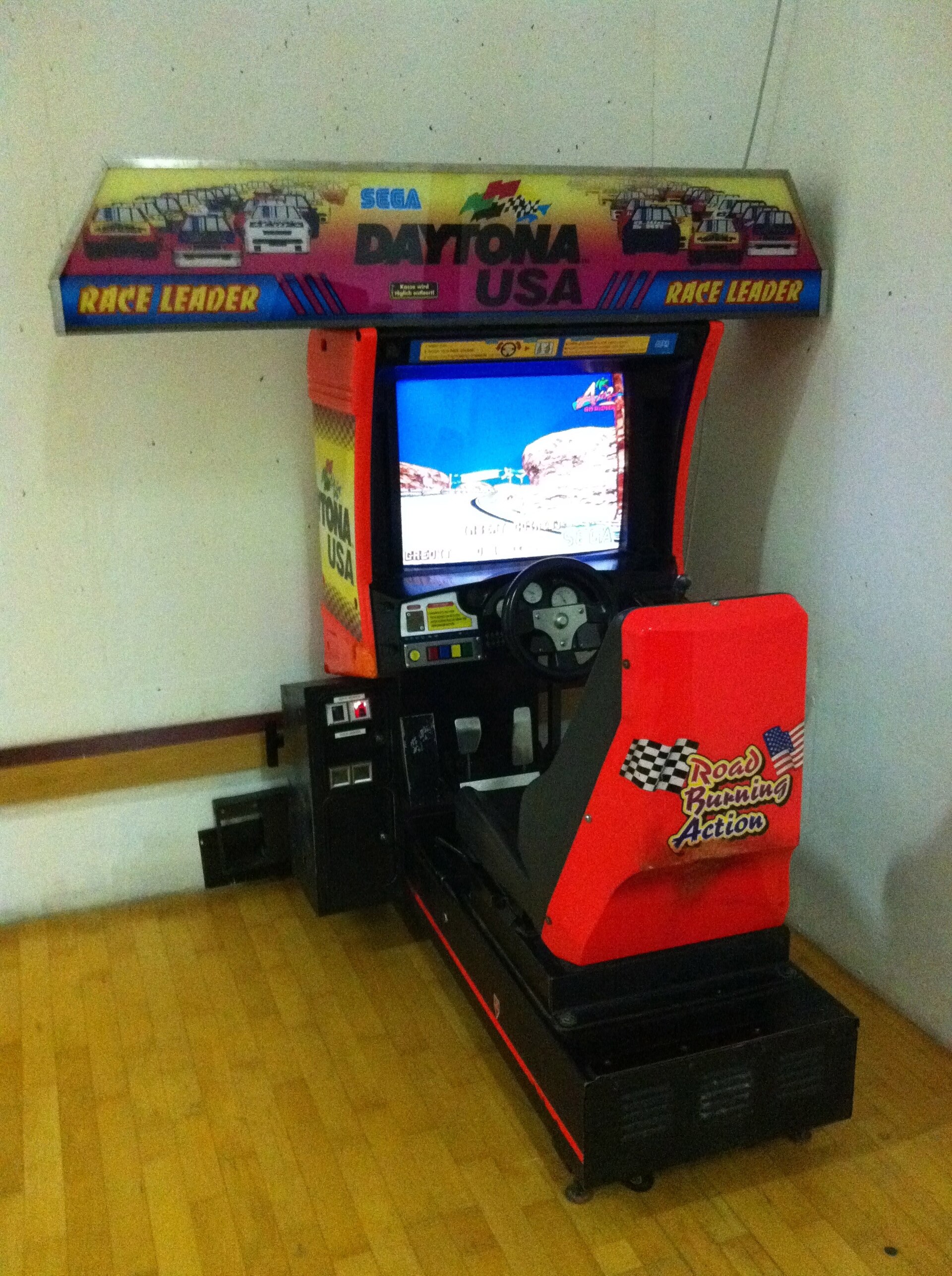A Daytona USA arcade cabinet with the Race Leader marquee