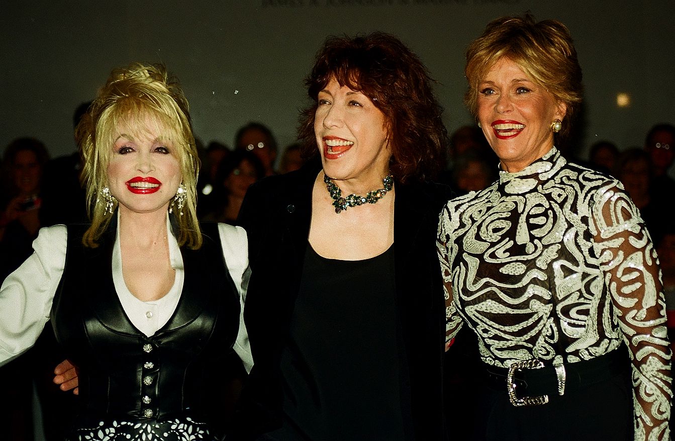 Dolly Parton with Lily Tomlin and Jane Fonda (file photo)