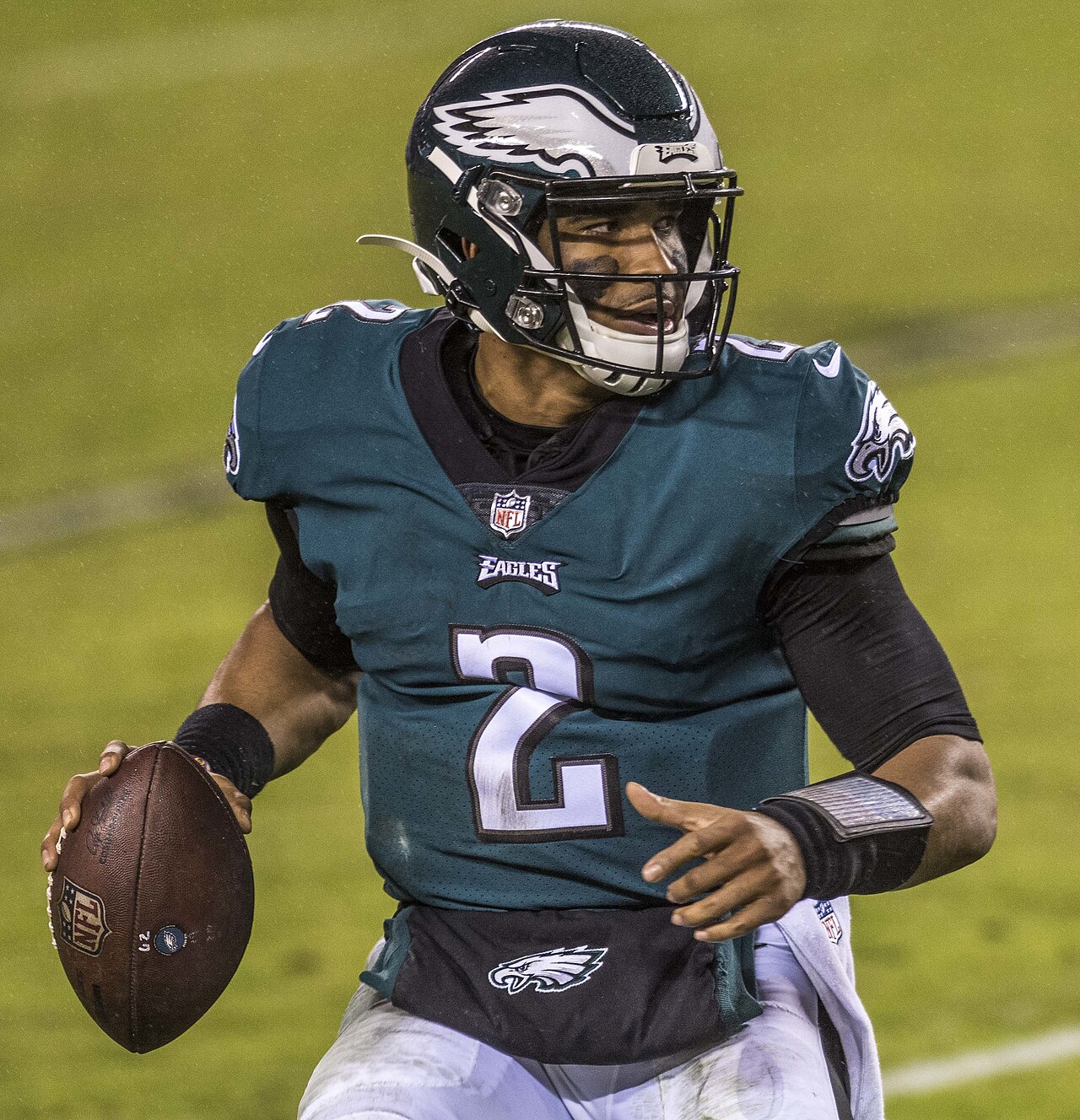 Jalen Hurts dropping back to pass for the Eagles