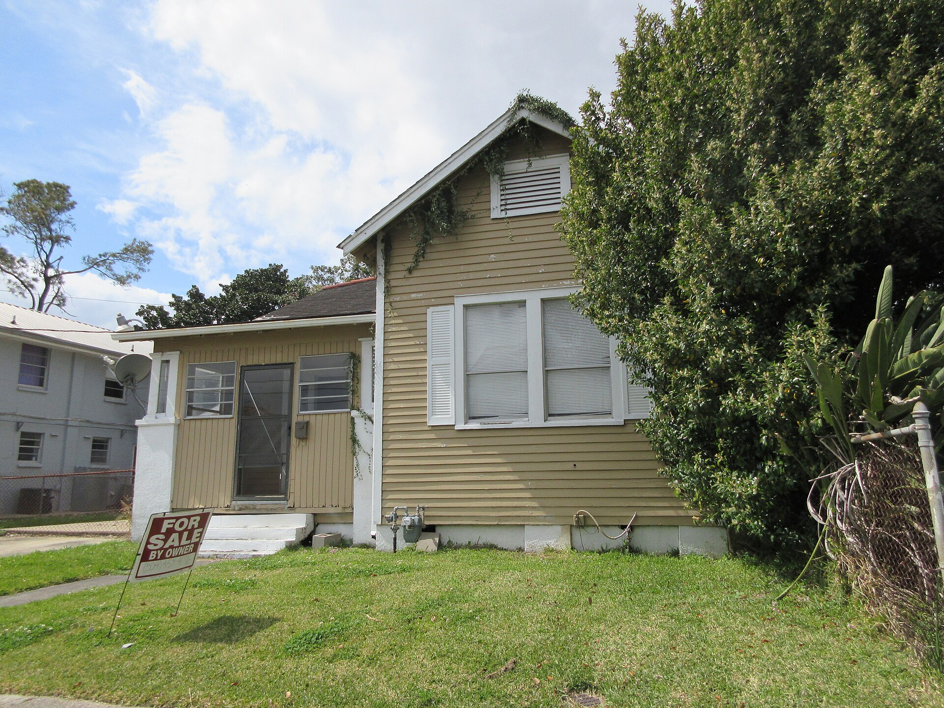 A home for sale sign in front of a house in daylight (file photo)