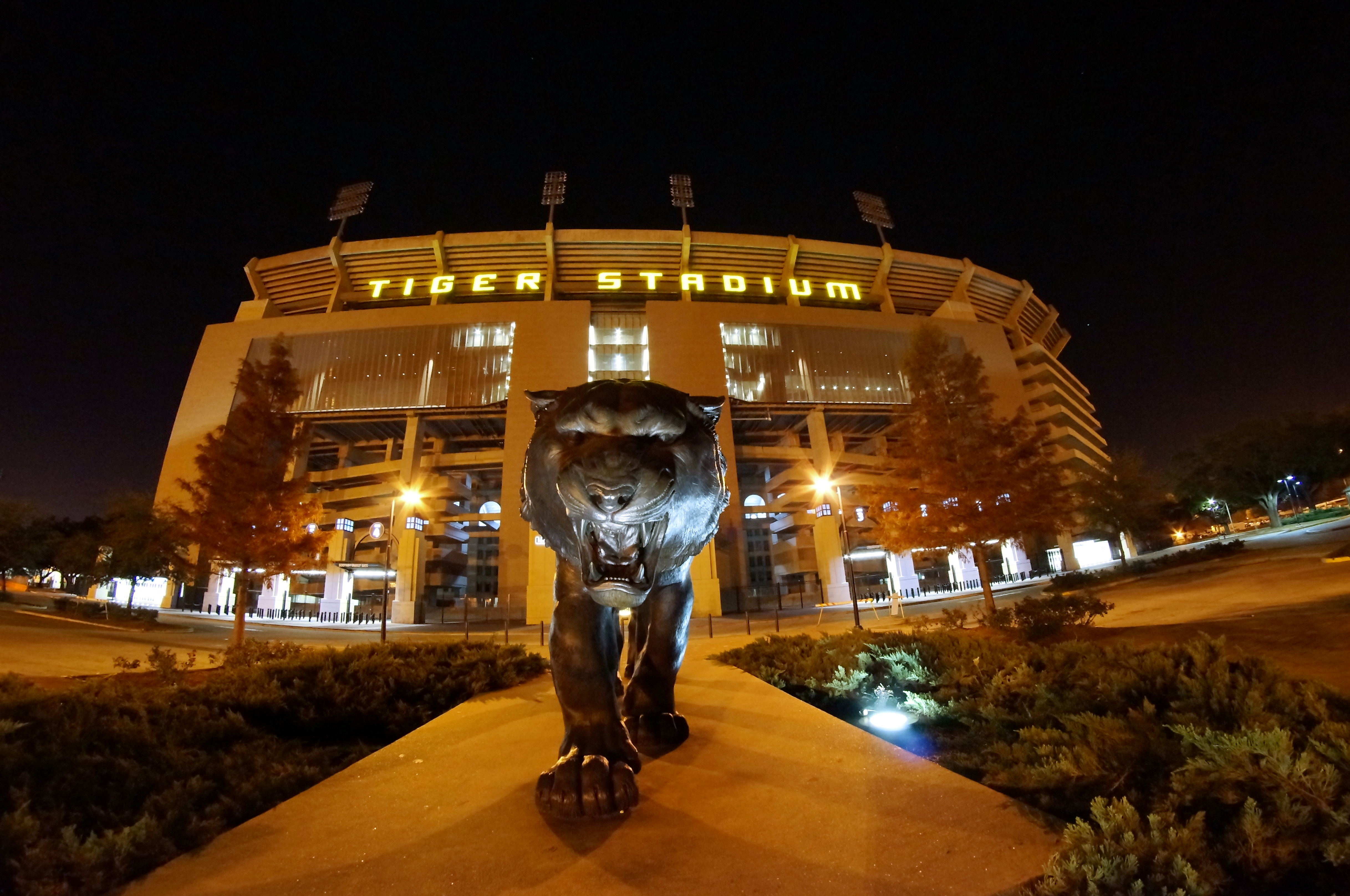Sam Leavitt Throws Four Touchdowns as No. 22 LSU Shuts Out Mississippi State 31-0