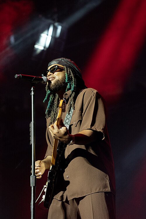 Leon Thomas performing on stage at Essence Festival