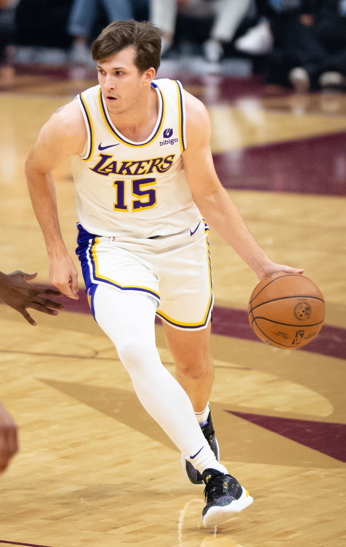Austin Reaves driving to the basket