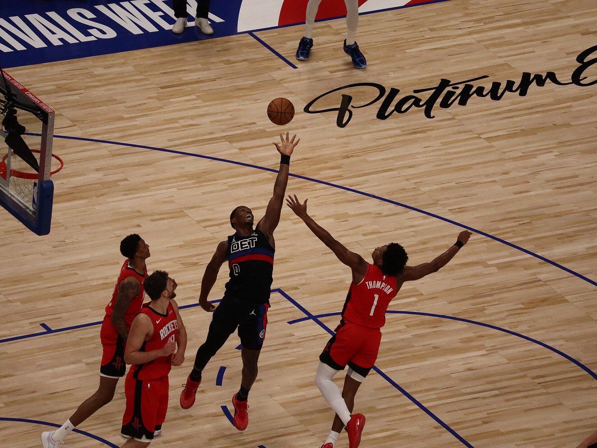 Jalen Duren of the Detroit Pistons fighting for a rebound
