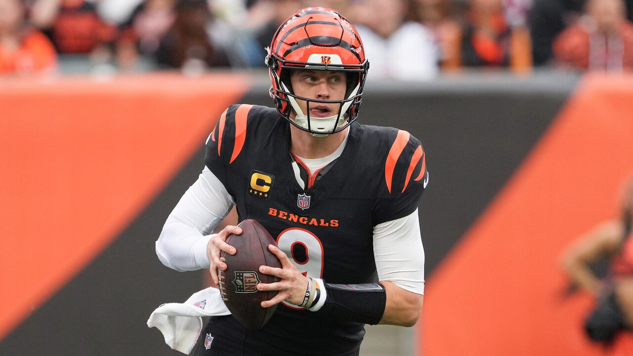 Cincinnati Bengals quarterback Joe Burrow (9) looks to pass.