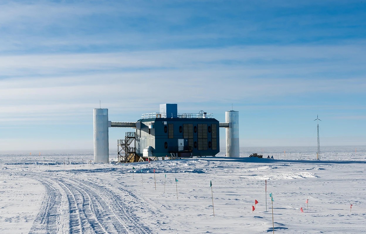 The IceCube Laboratory in daylight at the South Pole