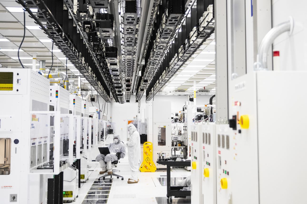 Semiconductor cleanroom with fabrication equipment