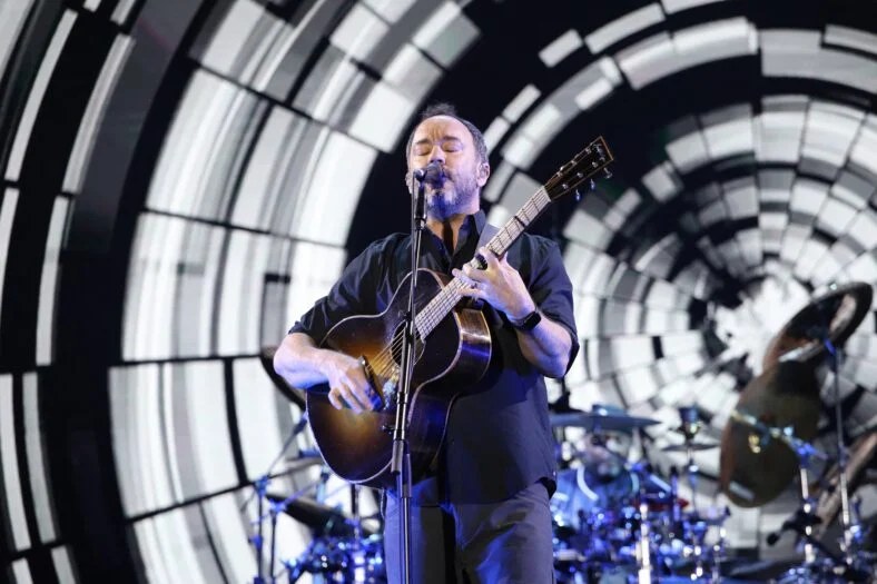 Dave Matthews performing live