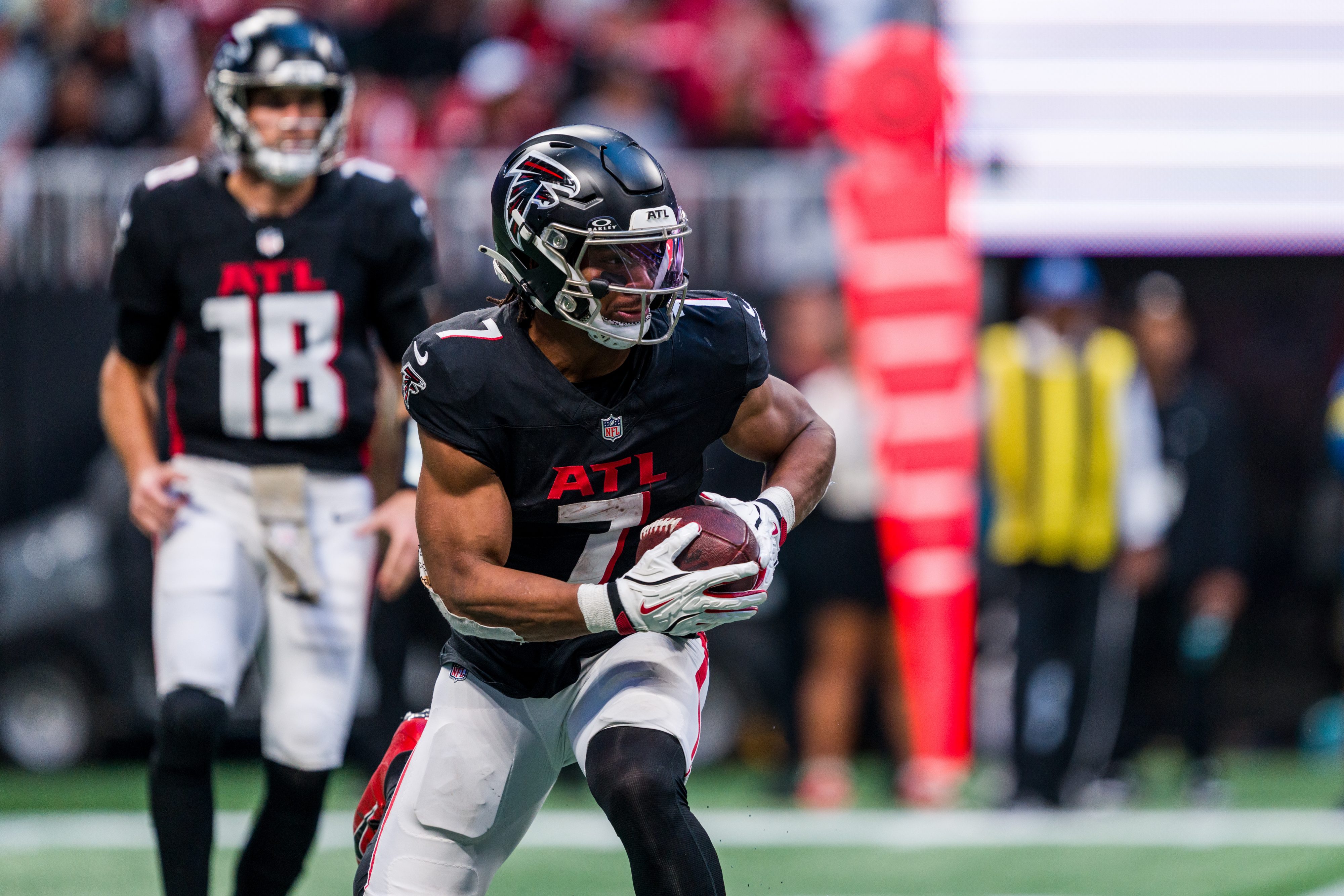 Bijan Robinson carrying the ball for the Atlanta Falcons
