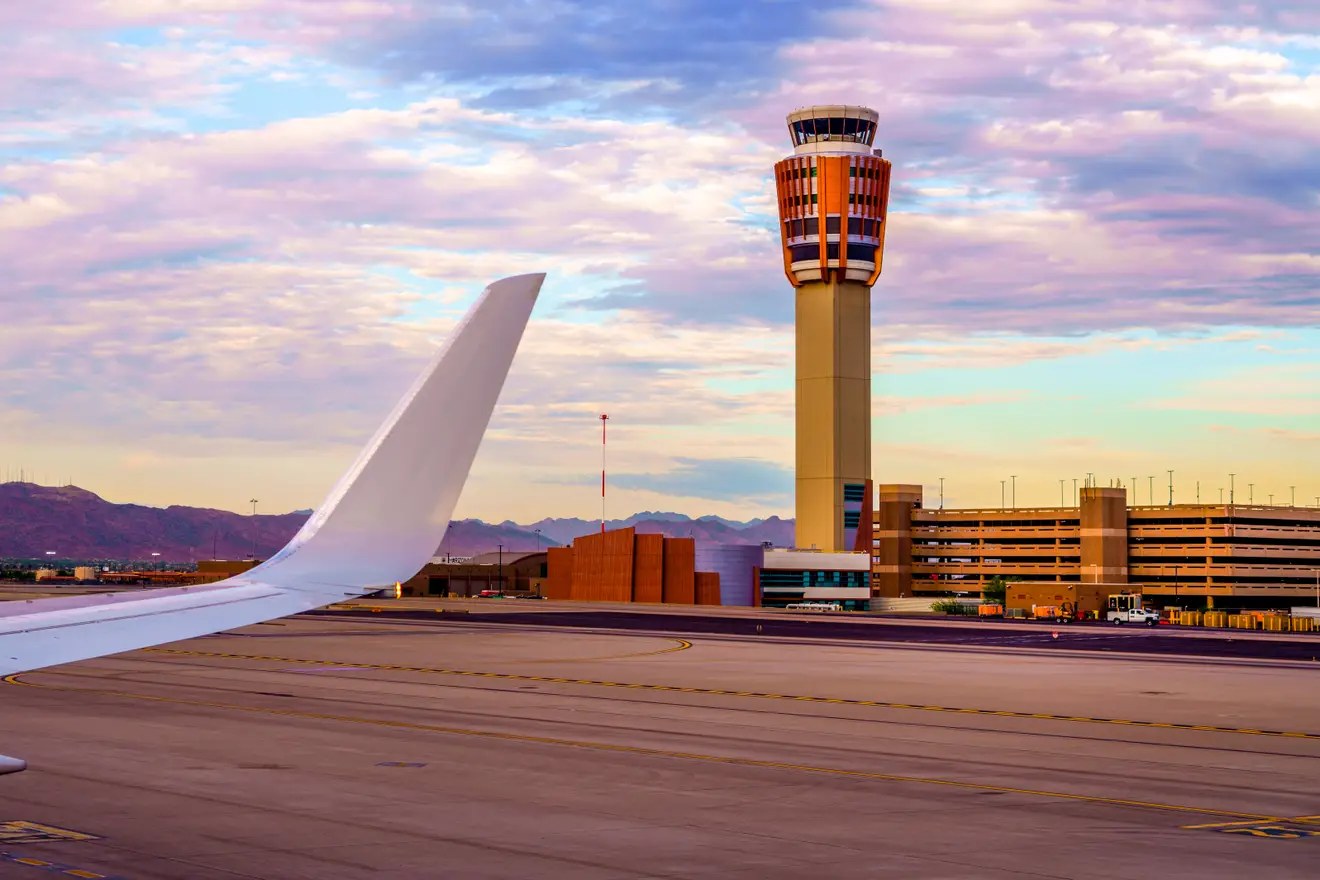 The control tower at Phoenix Sky Harbor International Airport on a bright day
