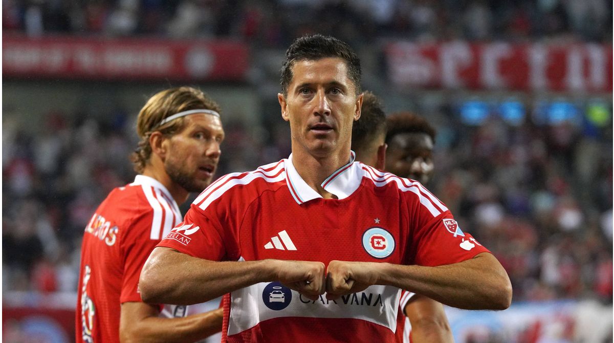 Robert Lewandowski in action for the Chicago Fire — he faces former Bayern Munich teammate Thomas Müller on Tuesday night