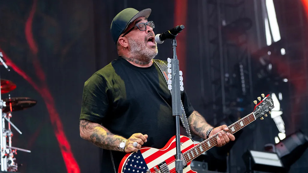 Staind frontman Aaron Lewis performing on tour in 2026