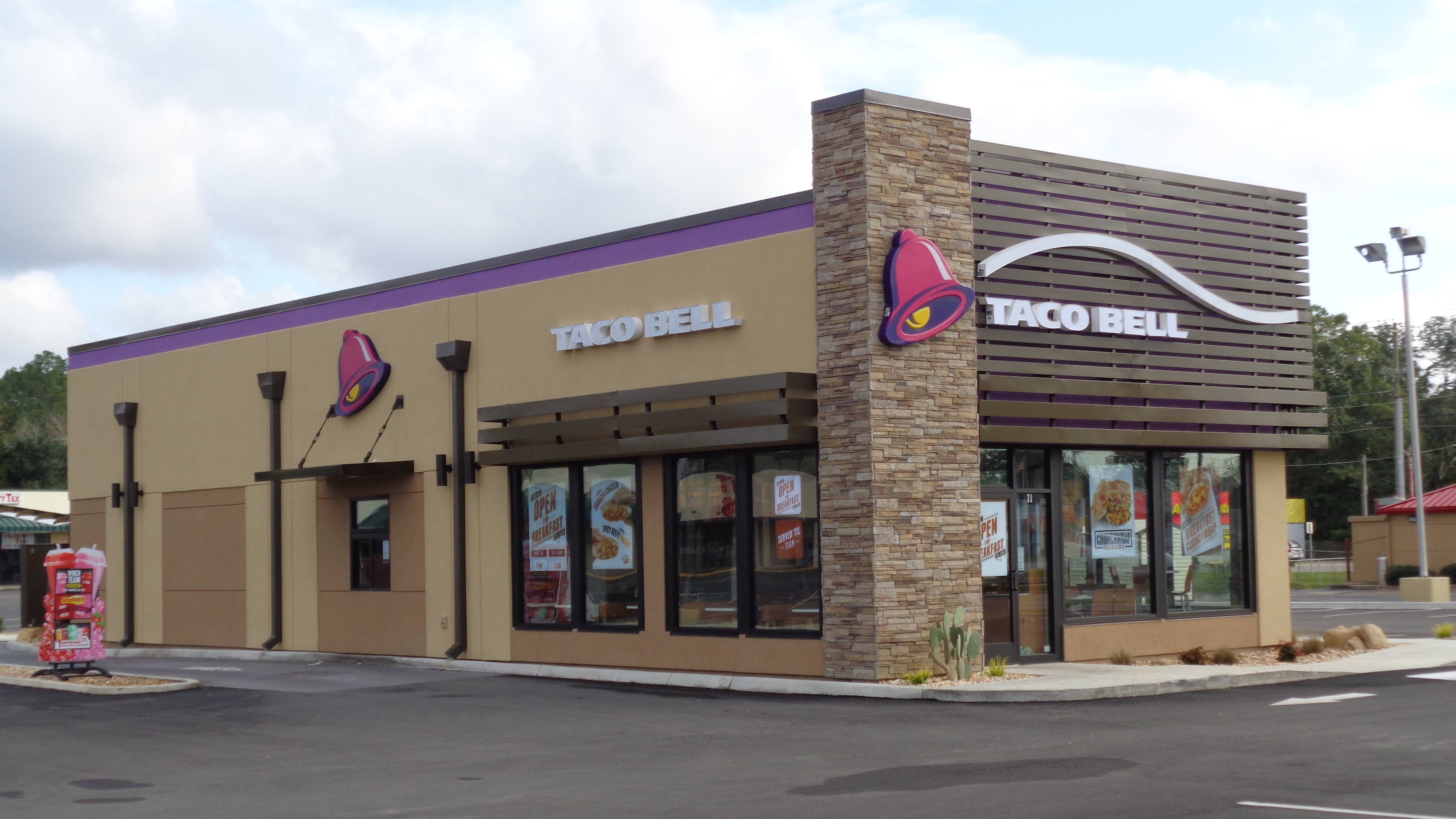 A Taco Bell restaurant exterior photographed in daylight