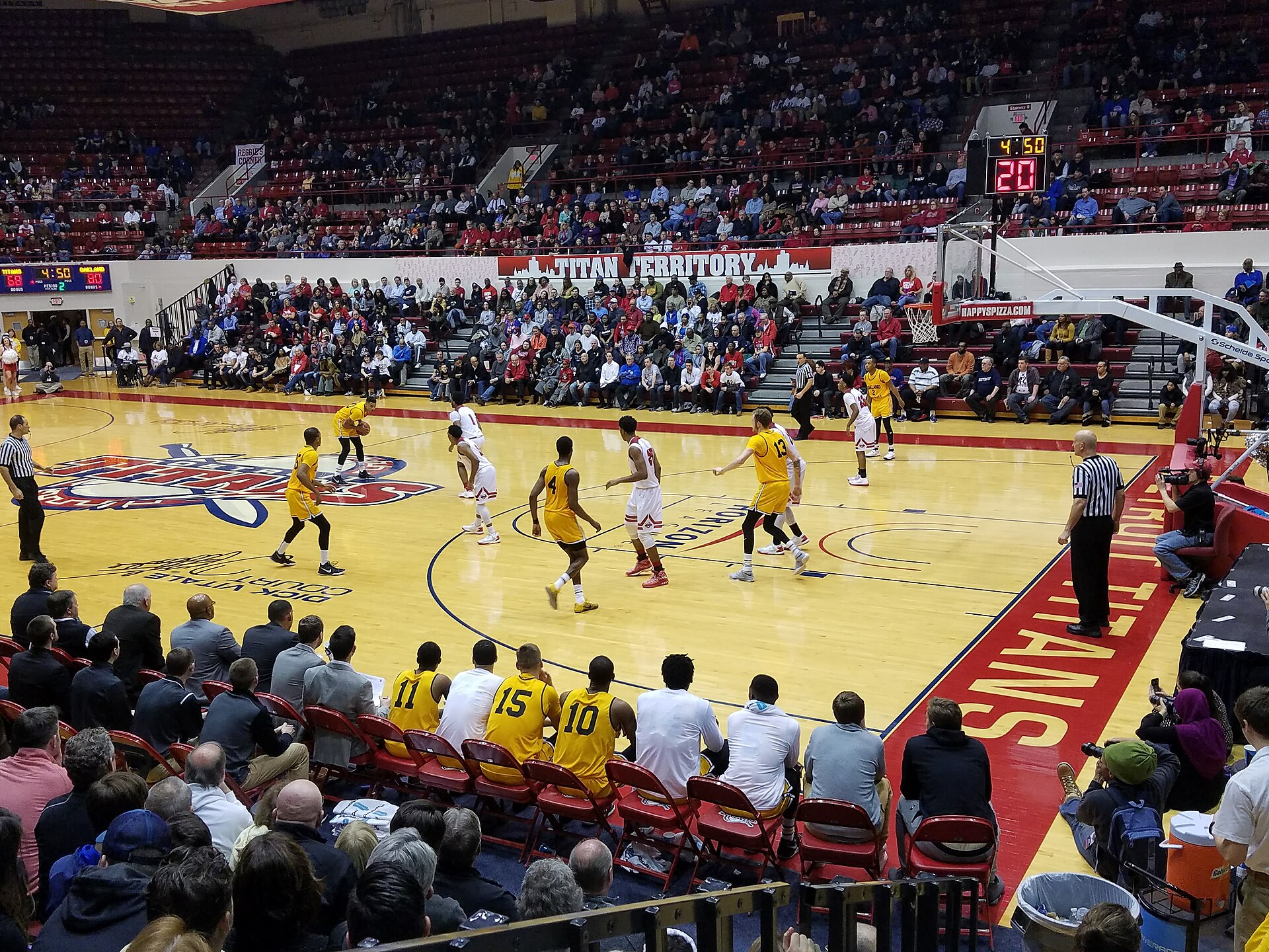 Oakland Golden Grizzlies in game action
